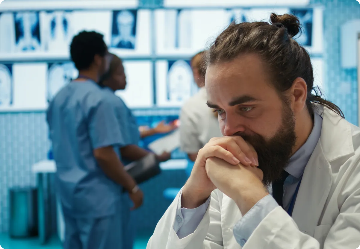 médecin qui réfléchit