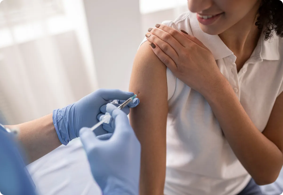 personnel médical faisant un vaccin